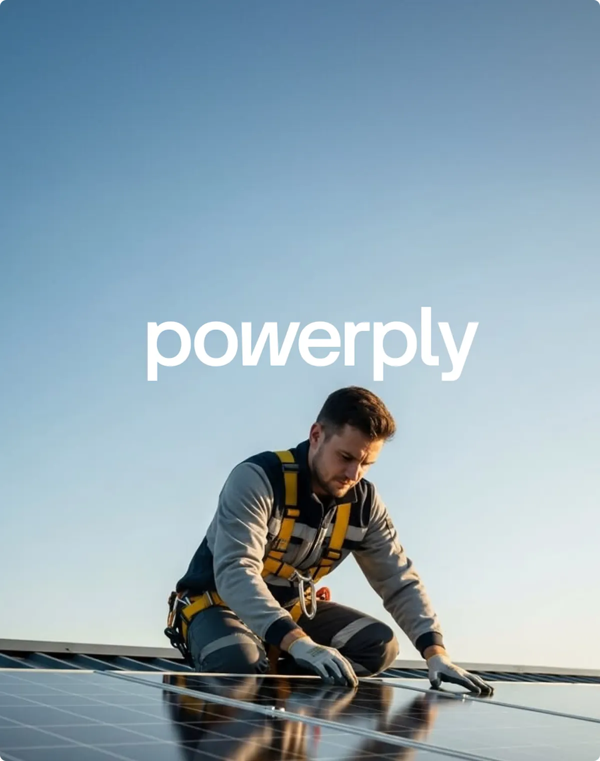 Installateur bei der Modulmontage, darüber die powerply-Wortmarke
